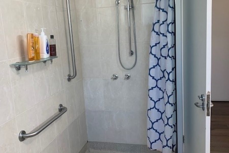 Bayley House - Lonsdale (Accessible) - Bathroom with walkin shower